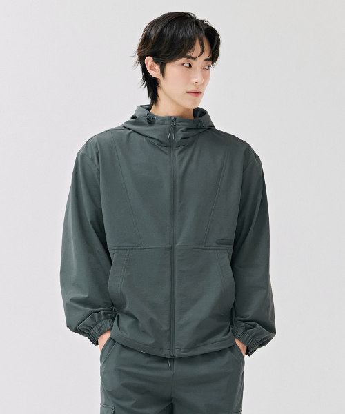 CHASECULT(チェイスカルト)の「男性ストレッチフードジャケット-DERK4119B0V(ナイロンジャケット・メンズ・カーキ・100/95/105)」の1枚目の写真