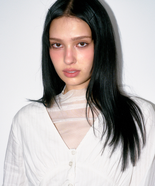 PLACE STUDIO(プレイススタジオ)の「Vネック切り替えシャーリング貝ボタンプリーツミディワンピース_2COLOR(デニムパンツ・レディース・ホワイト/ブラック・FREE)」の5枚目の写真