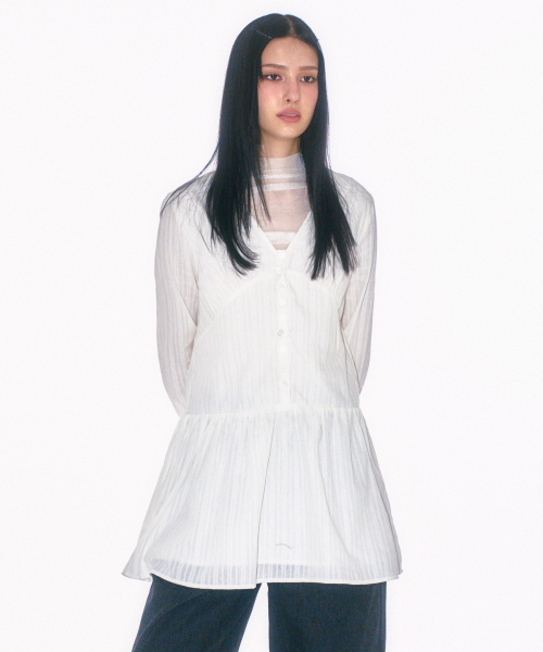 PLACE STUDIO(プレイススタジオ)の「Vネック切り替えシャーリング貝ボタンプリーツミディワンピース_2COLOR(デニムパンツ・レディース・ホワイト/ブラック・FREE)」の6枚目の写真