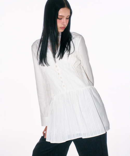 PLACE STUDIO(プレイススタジオ)の「Vネック切り替えシャーリング貝ボタンプリーツミディワンピース_2COLOR(デニムパンツ・レディース・ホワイト/ブラック・FREE)」の7枚目の写真