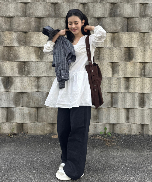 PLACE STUDIO(プレイススタジオ)の「Vネック切り替えシャーリング貝ボタンプリーツミディワンピース_2COLOR(デニムパンツ・レディース・ホワイト/ブラック・FREE)」の8枚目の写真