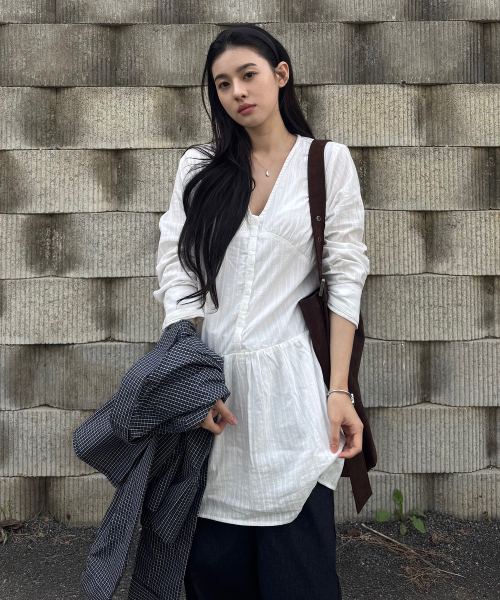 PLACE STUDIO(プレイススタジオ)の「Vネック切り替えシャーリング貝ボタンプリーツミディワンピース_2COLOR(デニムパンツ・レディース・ホワイト/ブラック・FREE)」の9枚目の写真