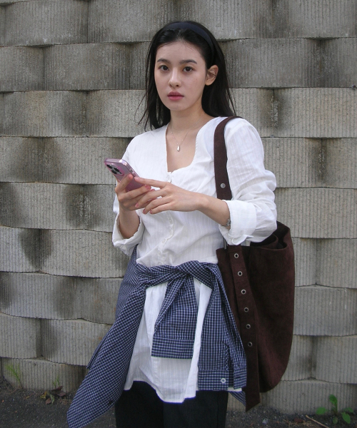 PLACE STUDIO(プレイススタジオ)の「Vネック切り替えシャーリング貝ボタンプリーツミディワンピース_2COLOR(デニムパンツ・レディース・ホワイト/ブラック・FREE)」の10枚目の写真