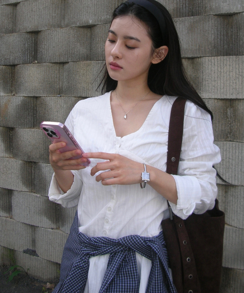 PLACE STUDIO(プレイススタジオ)の「Vネック切り替えシャーリング貝ボタンプリーツミディワンピース_2COLOR(デニムパンツ・レディース・ホワイト/ブラック・FREE)」の11枚目の写真