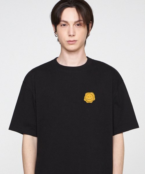 GRAVER（グレーバー）の「[ユニセックス]イエローシーリングスモールドローイングスマイル半袖Tシャツ_ブラック（Tシャツ/カットソー・レディース・ブラック・SMALL/MEDIUM/LARGE）」の2枚目の写真