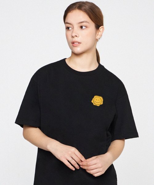 GRAVER（グレーバー）の「[ユニセックス]イエローシーリングスモールドローイングスマイル半袖Tシャツ_ブラック（Tシャツ/カットソー・レディース・ブラック・SMALL/MEDIUM/LARGE）」の3枚目の写真