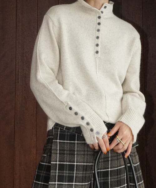 chuclla（チュクラ）の「ボタンラインハイネックニット chw25a141（ニット/セーター・レディース・アイボリー/ダークグレー・FREE）」の2枚目の写真