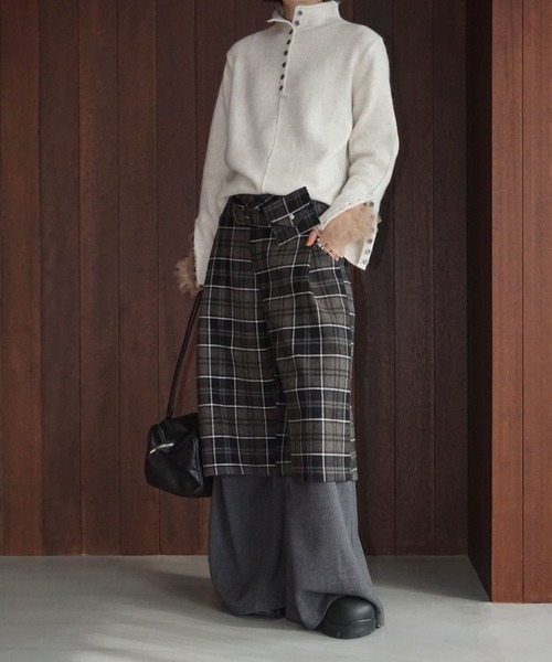 chuclla（チュクラ）の「ボタンラインハイネックニット chw25a141（ニット/セーター・レディース・アイボリー/ダークグレー・FREE）」の3枚目の写真