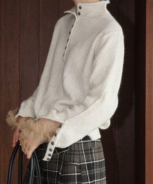chuclla（チュクラ）の「ボタンラインハイネックニット chw25a141（ニット/セーター・レディース・アイボリー/ダークグレー・FREE）」の5枚目の写真