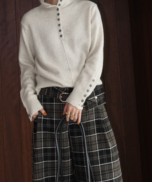 chuclla（チュクラ）の「ボタンラインハイネックニット chw25a141（ニット/セーター・レディース・アイボリー/ダークグレー・FREE）」の10枚目の写真