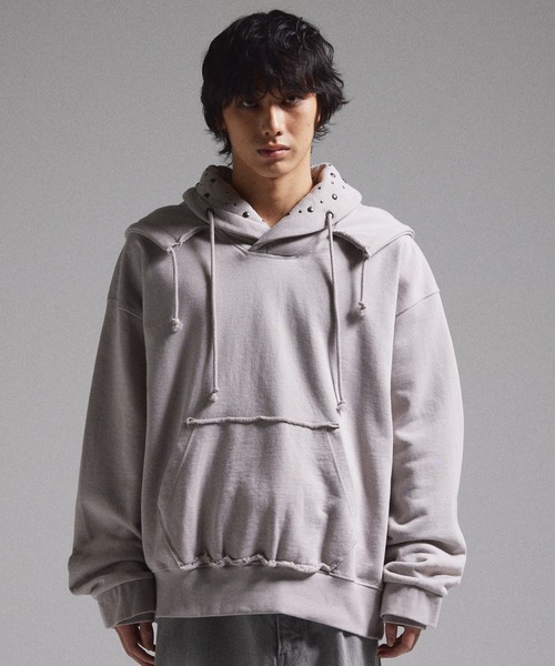 GRANCY（グランシー）の「【GRANCY】Layered Studded Pullover Hoodie / レイヤードスタッズプルオーバーフーディ（パーカー・メンズ・ブラック/カーキ/グレー・S/M/L）」の2枚目の写真