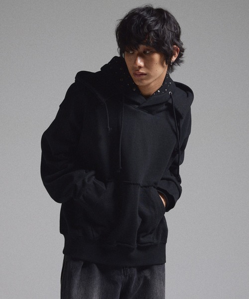 GRANCY（グランシー）の「【GRANCY】Layered Studded Pullover Hoodie / レイヤードスタッズプルオーバーフーディ（パーカー・メンズ・ブラック/カーキ/グレー・S/M/L）」の4枚目の写真