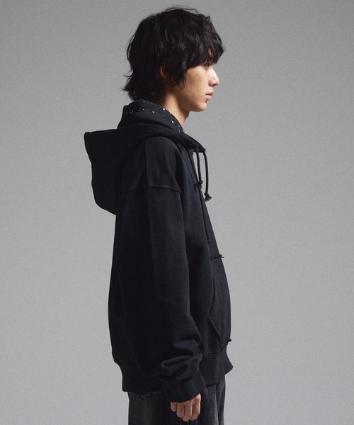 GRANCY（グランシー）の「【GRANCY】Layered Studded Pullover Hoodie / レイヤードスタッズプルオーバーフーディ（パーカー・メンズ・ブラック/カーキ/グレー・S/M/L）」の5枚目の写真