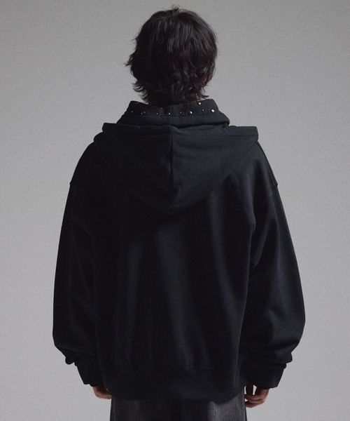 GRANCY（グランシー）の「【GRANCY】Layered Studded Pullover Hoodie / レイヤードスタッズプルオーバーフーディ（パーカー・メンズ・ブラック/カーキ/グレー・S/M/L）」の6枚目の写真