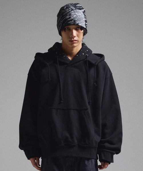 GRANCY（グランシー）の「【GRANCY】Layered Studded Pullover Hoodie / レイヤードスタッズプルオーバーフーディ（パーカー・メンズ・ブラック/カーキ/グレー・S/M/L）」の7枚目の写真
