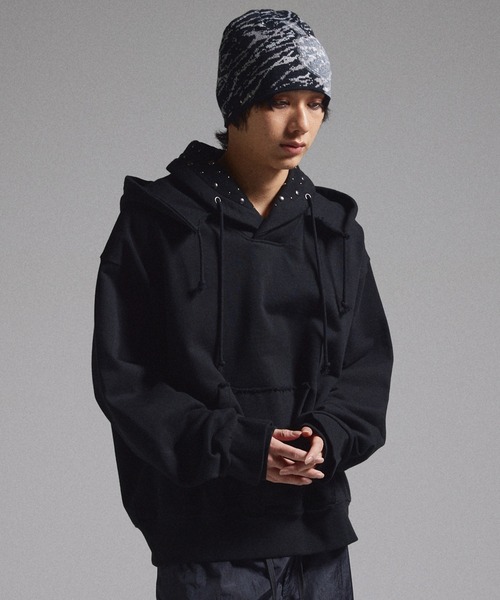 GRANCY（グランシー）の「【GRANCY】Layered Studded Pullover Hoodie / レイヤードスタッズプルオーバーフーディ（パーカー・メンズ・ブラック/カーキ/グレー・S/M/L）」の8枚目の写真