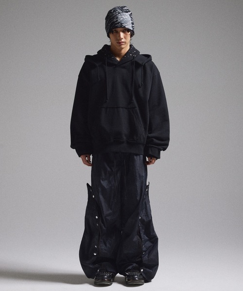 GRANCY（グランシー）の「【GRANCY】Layered Studded Pullover Hoodie / レイヤードスタッズプルオーバーフーディ（パーカー・メンズ・ブラック/カーキ/グレー・S/M/L）」の21枚目の写真