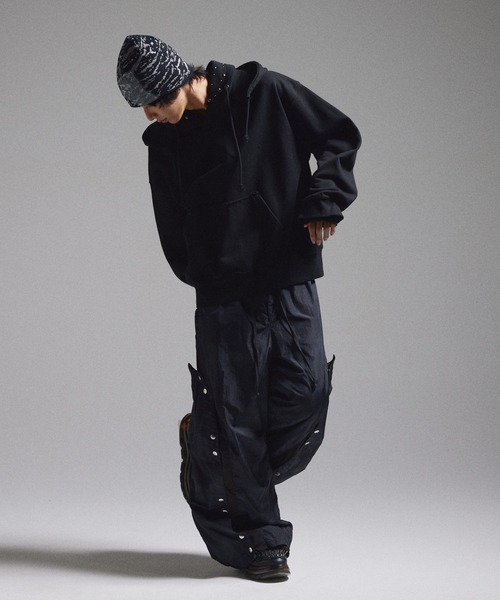 GRANCY（グランシー）の「【GRANCY】Layered Studded Pullover Hoodie / レイヤードスタッズプルオーバーフーディ（パーカー・メンズ・ブラック/カーキ/グレー・S/M/L）」の22枚目の写真