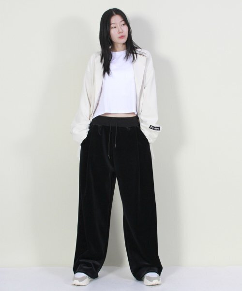 DEMARC(ドゥマーク)の「ベルベットサイドワンタックリアルワイドパンツ ブラック(スウェットパンツ・レディース・その他・LARGE/MEDIUM)」の2枚目の写真