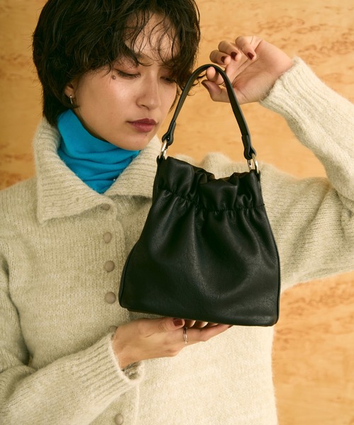 uchi.(ウチ)の「巾着型 2WAYショルダーバッグ(ショルダーバッグ・レディース・ホワイト/ブラウン/ブラック・FREE)」の3枚目の写真