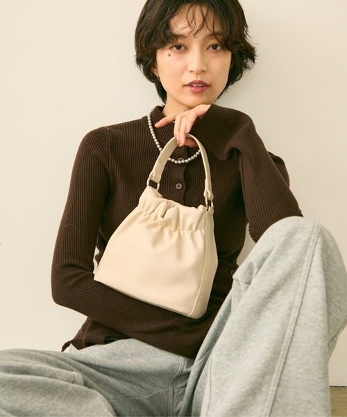 uchi.(ウチ)の「巾着型 2WAYショルダーバッグ(ショルダーバッグ・レディース・ホワイト/ブラウン/ブラック・FREE)」の12枚目の写真