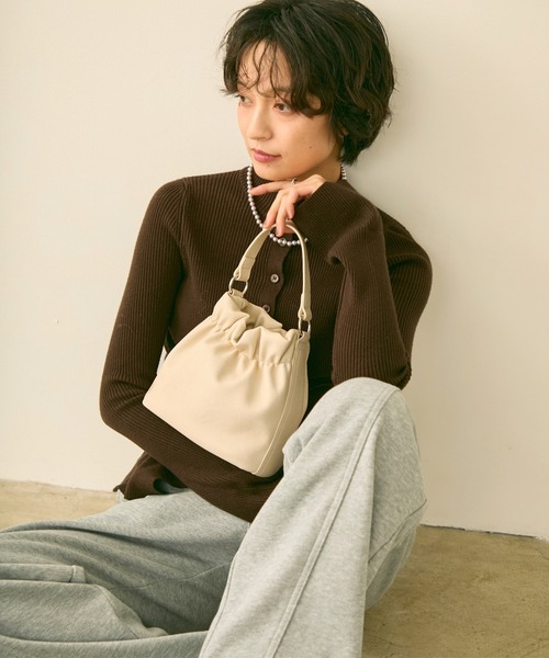 uchi.(ウチ)の「巾着型 2WAYショルダーバッグ(ショルダーバッグ・レディース・ホワイト/ブラウン/ブラック・FREE)」の13枚目の写真