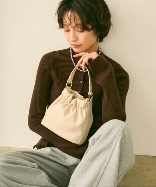 uchi.(ウチ)の「巾着型 2WAYショルダーバッグ(ショルダーバッグ・レディース・ホワイト/ブラウン/ブラック・FREE)」の14枚目の写真