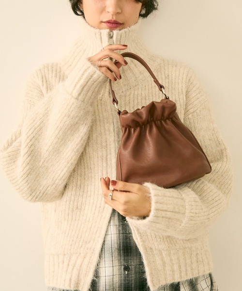 uchi.(ウチ)の「巾着型 2WAYショルダーバッグ(ショルダーバッグ・レディース・ホワイト/ブラウン/ブラック・FREE)」の22枚目の写真
