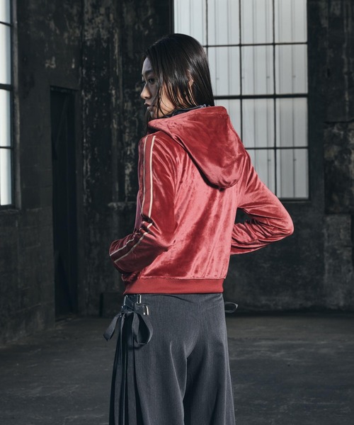 NIKE(ナイキ)の「ナイキ スポーツウェア ウィメンズ フルジップ ロングスリーブ フーデッド トップス / Nike Sportswear Women's Full-Zip Long-Sleeve Hooded Top IQ0678-613 Team Crimson(パーカー・レディース・レッド系その他・M/L/S/XL/XS)」の3枚目の写真
