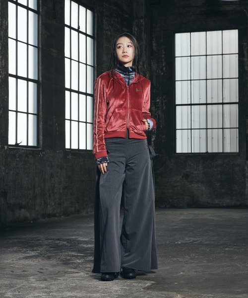 NIKE(ナイキ)の「ナイキ スポーツウェア ウィメンズ フルジップ ロングスリーブ フーデッド トップス / Nike Sportswear Women's Full-Zip Long-Sleeve Hooded Top IQ0678-613 Team Crimson(パーカー・レディース・レッド系その他・M/L/S/XL/XS)」の5枚目の写真
