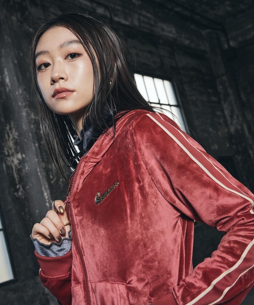 NIKE(ナイキ)の「ナイキ スポーツウェア ウィメンズ フルジップ ロングスリーブ フーデッド トップス / Nike Sportswear Women's Full-Zip Long-Sleeve Hooded Top IQ0678-613 Team Crimson(パーカー・レディース・レッド系その他・M/L/S/XL/XS)」の4枚目の写真