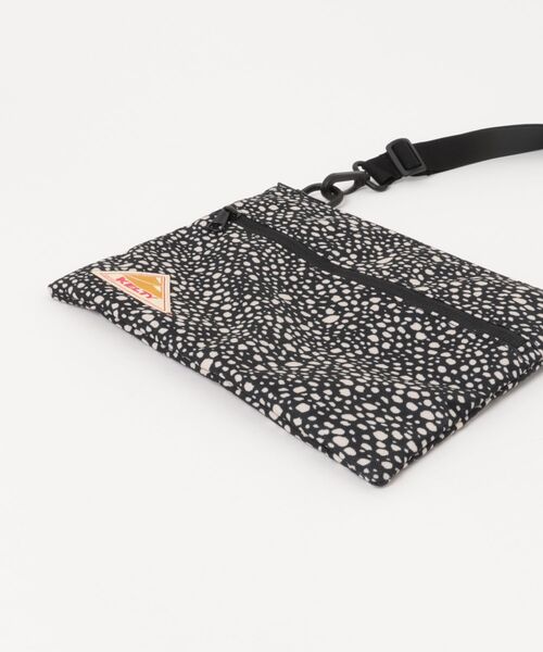 KELTY（ケルティ）の「GO OUT掲載モデル【KELTY】ES FLAT POUCH SM サコッシュ ショルダーポーチ 軽量（ショルダーバッグ・レディース・タン/レオパード/マスタード/ネイビー/ベージュ/ブラック系/セージグリーン/アニマル/スカイブルー/ブラック/ホワイト系/オリーブ/ブラウン系・ONE SIZE）」の15枚目の写真