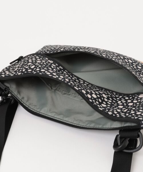 KELTY（ケルティ）の「GO OUT掲載モデル【KELTY】ES FLAT POUCH SM サコッシュ ショルダーポーチ 軽量（ショルダーバッグ・レディース・タン/レオパード/マスタード/ネイビー/ベージュ/ブラック系/セージグリーン/アニマル/スカイブルー/ブラック/ホワイト系/オリーブ/ブラウン系・ONE SIZE）」の16枚目の写真