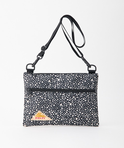 KELTY（ケルティ）の「GO OUT掲載モデル【KELTY】ES FLAT POUCH SM サコッシュ ショルダーポーチ 軽量（ショルダーバッグ・レディース・タン/レオパード/マスタード/ネイビー/ベージュ/ブラック系/セージグリーン/アニマル/スカイブルー/ブラック/ホワイト系/オリーブ/ブラウン系・ONE SIZE）」の3枚目の写真