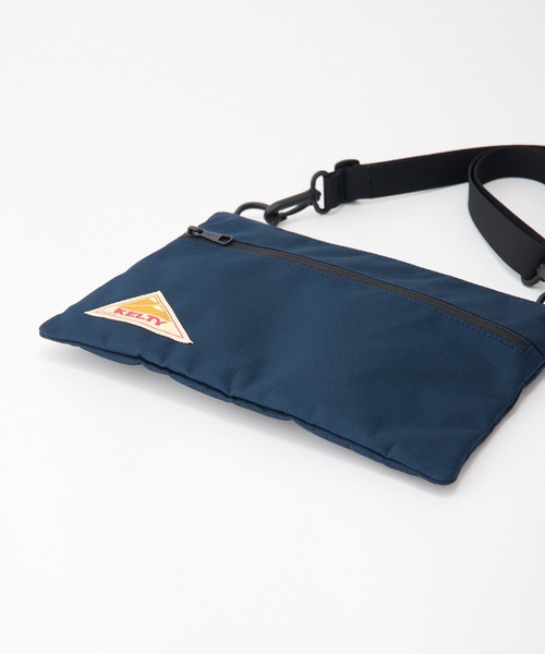 KELTY（ケルティ）の「GO OUT掲載モデル【KELTY】ES FLAT POUCH SM サコッシュ ショルダーポーチ 軽量（ショルダーバッグ・レディース・タン/レオパード/マスタード/ネイビー/ベージュ/ブラック系/セージグリーン/アニマル/スカイブルー/ブラック/ホワイト系/オリーブ/ブラウン系・ONE SIZE）」の21枚目の写真