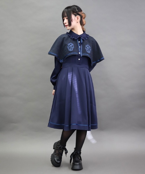 NIBBLE POISON(ニブルポイズン)の「フレーム刺繍ケープワンピース(ワンピース・レディース・グレー/ブラック/ネイビー・MEDIUM)」の3枚目の写真