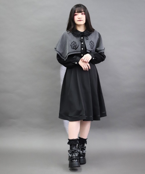 NIBBLE POISON(ニブルポイズン)の「フレーム刺繍ケープワンピース(ワンピース・レディース・グレー/ブラック/ネイビー・MEDIUM)」の2枚目の写真