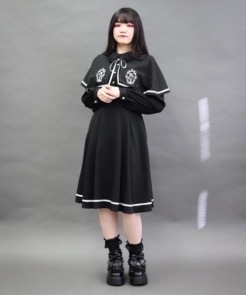 NIBBLE POISON(ニブルポイズン)の「フレーム刺繍ケープワンピース(ワンピース・レディース・グレー/ブラック/ネイビー・MEDIUM)」の1枚目の写真
