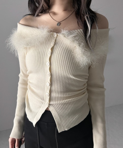 me+em select(ミームセレクト)の「フェザーファー襟オフショルリブニットトップス /feather fur collar off shoulder rib knit tops(ニット/セーター・レディース・ブラック/アイボリー・FREE)」の2枚目の写真