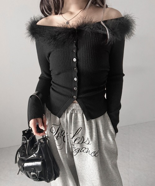 me+em select(ミームセレクト)の「フェザーファー襟オフショルリブニットトップス /feather fur collar off shoulder rib knit tops(ニット/セーター・レディース・ブラック/アイボリー・FREE)」の3枚目の写真