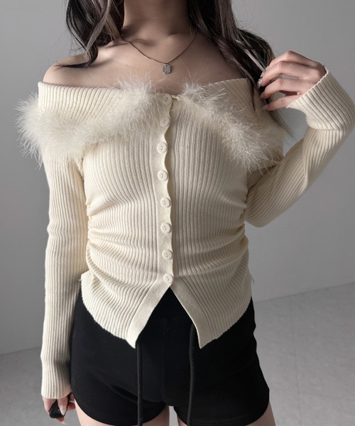 me+em select(ミームセレクト)の「フェザーファー襟オフショルリブニットトップス /feather fur collar off shoulder rib knit tops(ニット/セーター・レディース・ブラック/アイボリー・FREE)」の11枚目の写真
