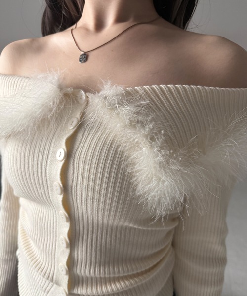 me+em select(ミームセレクト)の「フェザーファー襟オフショルリブニットトップス /feather fur collar off shoulder rib knit tops(ニット/セーター・レディース・ブラック/アイボリー・FREE)」の6枚目の写真