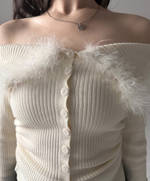 me+em select(ミームセレクト)の「フェザーファー襟オフショルリブニットトップス /feather fur collar off shoulder rib knit tops(ニット/セーター・レディース・ブラック/アイボリー・FREE)」の7枚目の写真