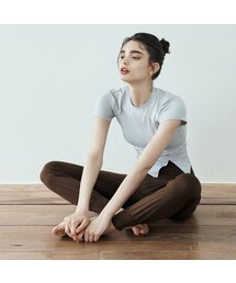 DEVIWEAR（デヴィウェア）の「女性 ヨガウェア DEVI-T0093-グレー ピラティス ウェイク スリット 半袖Tシャツ（Tシャツ/カットソー）」