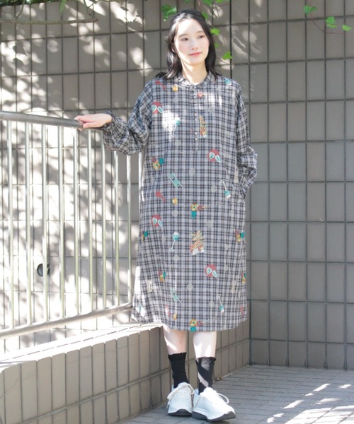 SUPER HAKKA(スーパーハッカ)の「SUPER HAKKA×マツモトヨーコ 綿麻チェック「居心地のいい部屋で」オンケミ刺繍プルオーバーワンピース(ワンピース・レディース・ネイビー/ブラック・FREE)」の5枚目の写真