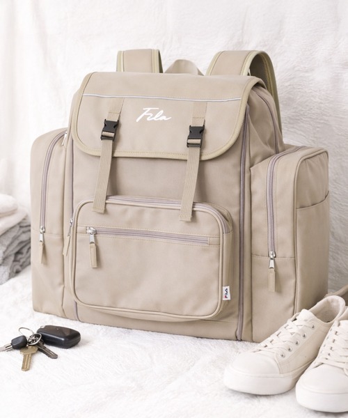 FILA(フィラ)の「【karlas別注】FILA フィラ サブリュック 拡張付リュックサック 子供 キッズ 学生 通学 通勤 大容量 筆記体ロゴ(バックパック/リュック・キッズ・ブラック/ベージュ・FREE)」の2枚目の写真
