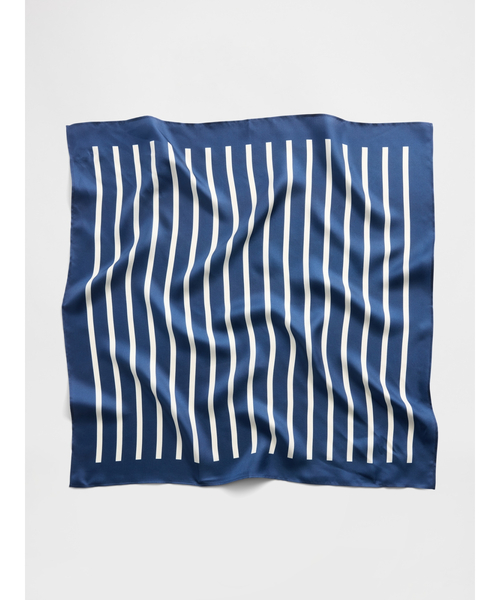 GAP(ギャップ)の「シルク バンダナ(バンダナ/スカーフ・レディース・ホワイト×ブラック/レッド/ネイビー・ONE SIZE)」の7枚目の写真