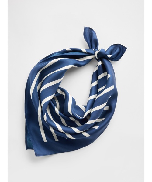 GAP(ギャップ)の「シルク バンダナ(バンダナ/スカーフ・レディース・ホワイト×ブラック/レッド/ネイビー・ONE SIZE)」の2枚目の写真