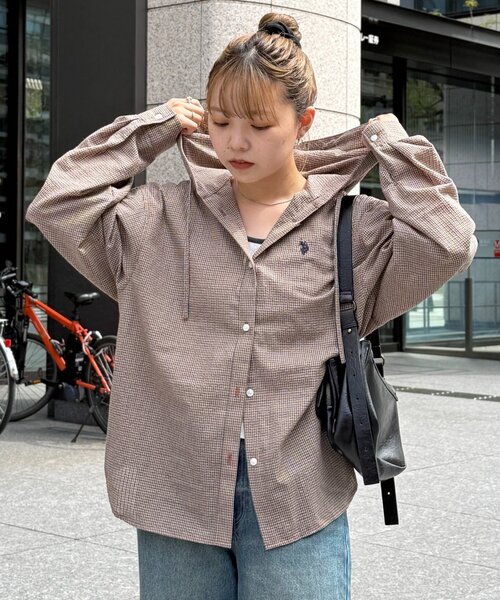 U.S. POLO ASSN.（ユーエスポロアッスン）の「【新素材/シアー】アソートフードシャツ（シャツ/ブラウス・レディース・イエロー/ブルー/ホワイト/ブラウン/ネイビー/グリーン/イエロー系その他/ブラウン系その他・FREE）」の2枚目の写真