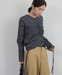 着丈を変えて楽しめる。チェック柄シャーリングショート丈ブラウス / ドロスト